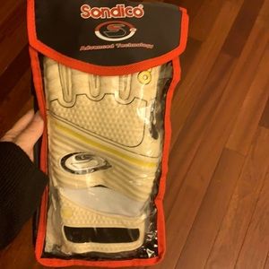 Sondico Size 8 Goalie Gloves